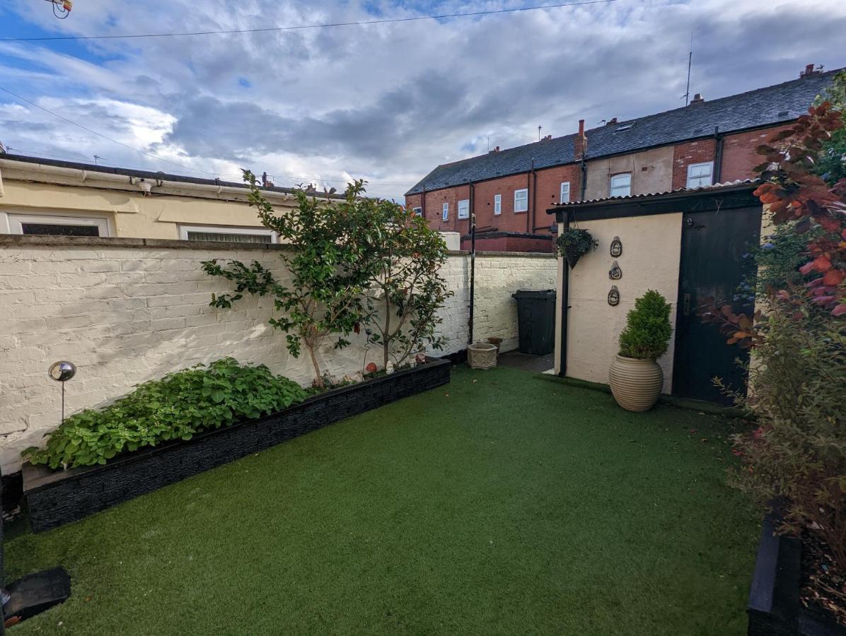 Moon Holiday Townhouse Free Parkingprivate Garden Blackpool Exterior foto